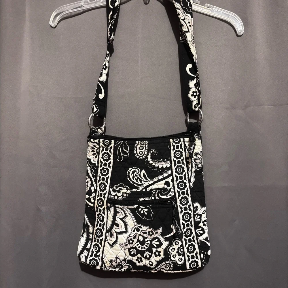 ✨3/$25 bundle- Vera Bradley black and white hipster Crossbody purse✨